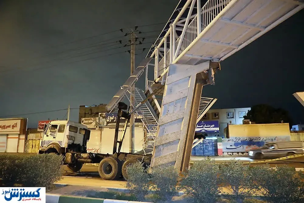 برخورد وحشتناک کامیون ۱۰ چرخ با پل عابر پیاده + تصاویر