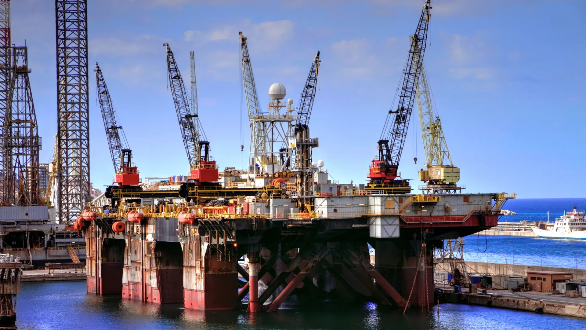 فرصت دوباره آمریکا به همسایه ایران / نجات موقتی یک پالایشگاه از فروپاشی