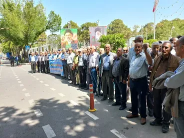 تجمع اعتراضی بازنشستگان فولاد در اصفهان و تهران / مسئولان توپ را به زمین هم می‌اندازند