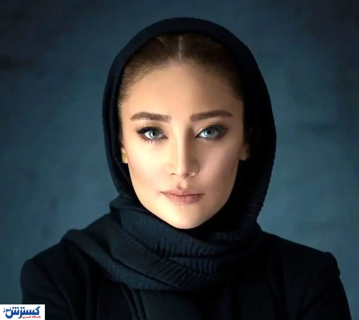 ژست زیبای بهاره افشاری در کنار چارلی چاپلین+ عکس