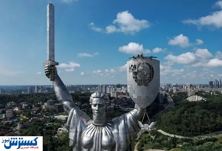 کارگران اوکراینی در حال برداشتن نشان "داس و چکش" !+ عکس