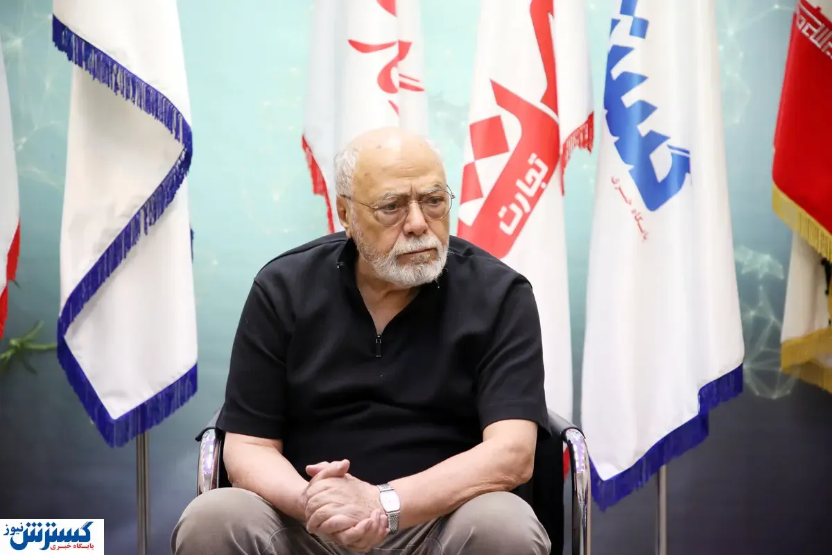 اکبر زنجانپور و نوید محمدزاده در صحنه تئاتر