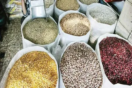 کاهش ۲۵ درصدی قیمت حبوبات / چرا هنوز خبری از ارزانی در فروشگاه‌ها نیست؟