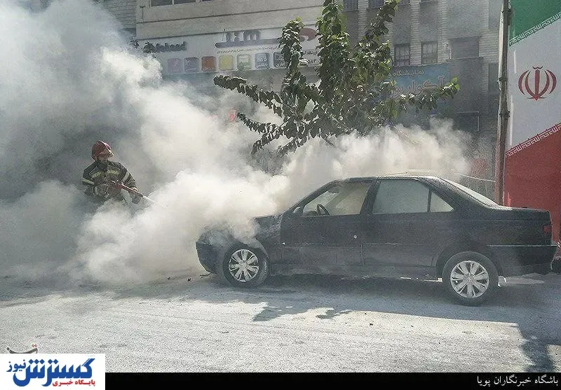 تصاویر / آتش‌ گرفتن پژو ۴۰۵ در خیابان پیروزی تهران