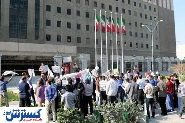 تجمع مستمر ۵ تا ۶ گروه معلم پشت درب مجلس
