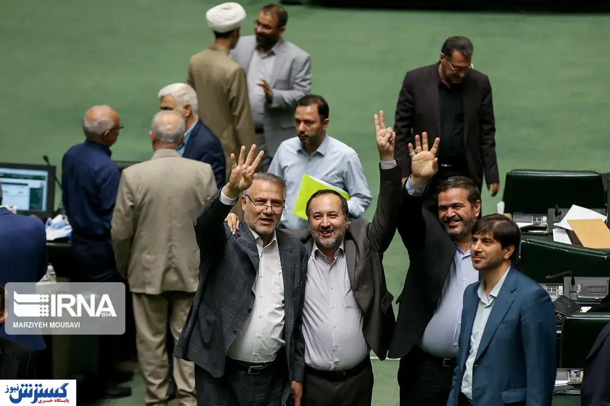 همه اعضای تیم اقتصادی دولت باید تغییر کنند