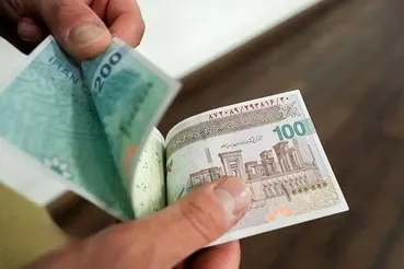 هجوم مردم به بانک‌ها برای گرفتن پول نقد| اسکناس در ایران کمیاب شد