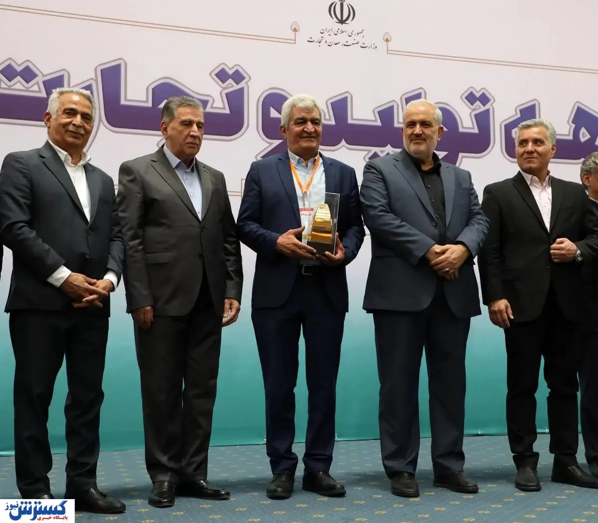 لوح زرین برگزیده ملی کشور به مهندس احمد مهرآبادی  مدیرعامل و رییس هیات مدیره گروه صنعتی پژوهشی رزین های صنعتی ایران اهدا شد