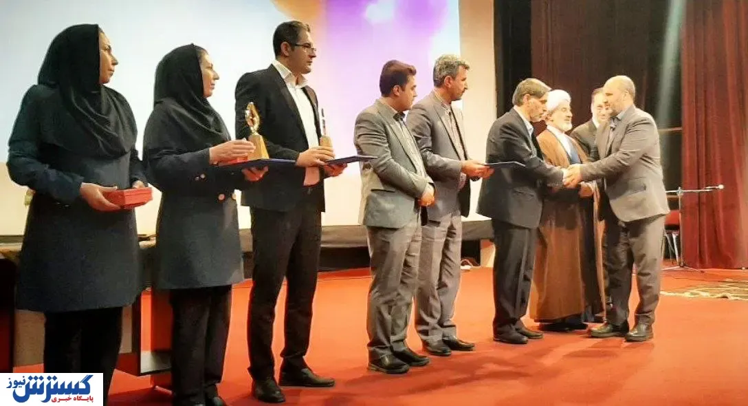 نشان مدیر کنترل کیفیت نمونه خراسان شمالی به آلومینای ایران رسید