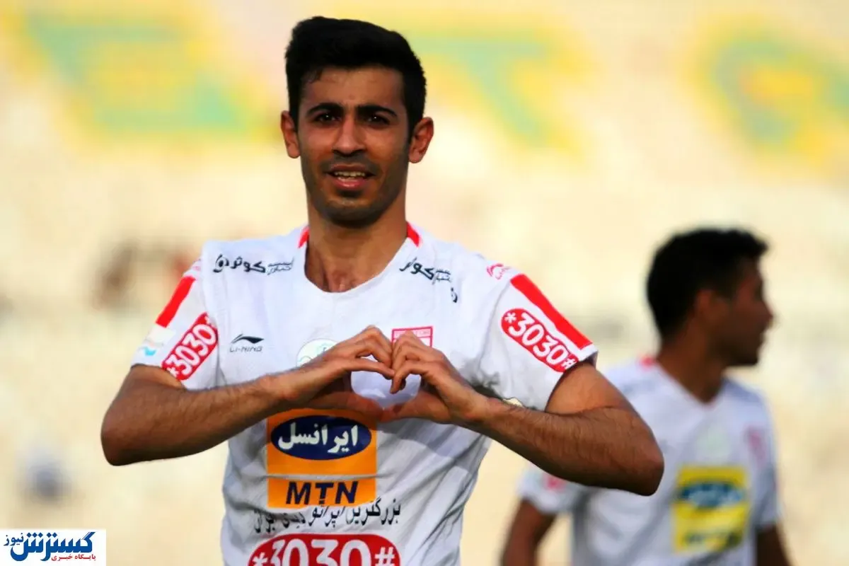 یک غایب جدید روی دست گل محمدی