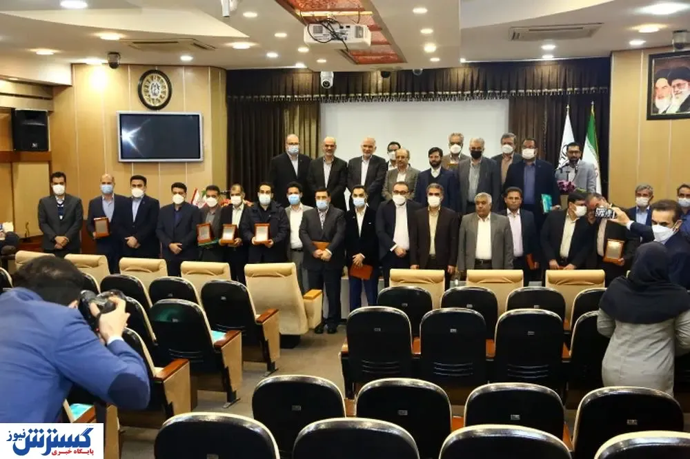 مراسم تقدیر در هشتمین جایزه ملی بهره وری معادن و صنایع معدنی ایران