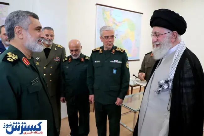 اعطای نشان فتح توسط فرمانده کل قوا به سردار حاجی‌زاده
