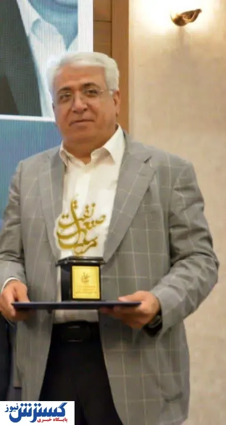 تندیس مرد سال صنعت نفت در دستان مدیر عامل پتروشیمی شهید تندگویان