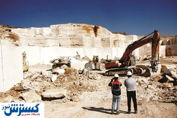 در بر همان پاشنه می‌چرخد