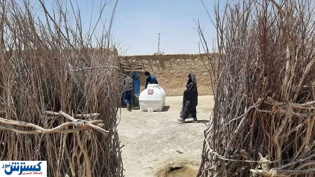 توزیع مخازن هزار لیتری آب در روستای کندوکه بخش هیرمند سیستان و بلوچستان