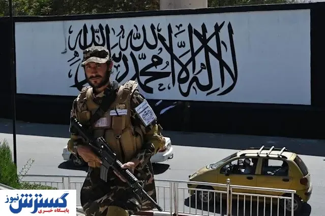 طالبان پرچم خود را در کاخ ریاست جمهوری افغانستان به اهتزاز درآورد + عکس