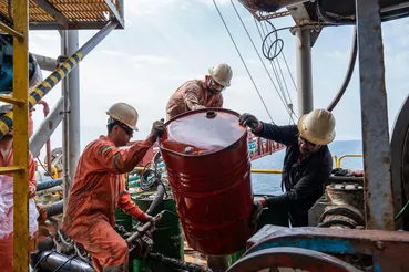 سقوط همزمان قیمت جهانی نفت و امید به صلح (امروز ۱۴۰۴/۹/۱۸)