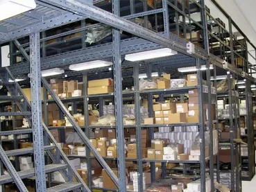 افزایش بهره‌وری انبار با انتخاب درست قفسه‌های فلزی