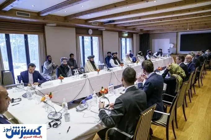 ضور یک زن در میان مسئولان بلندپایه طالبان + عکس