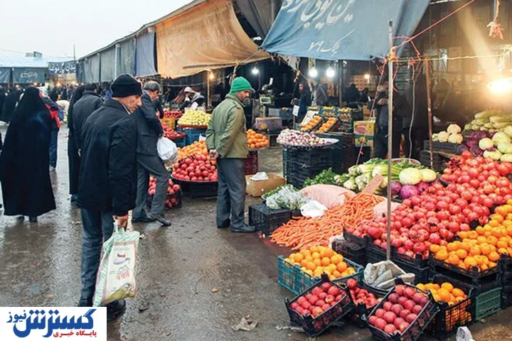 توزیع میوه در بازار شب عید
