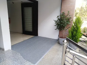 پادری آلومینیومی؛ انتخابی که از همان دمِ در، حرفش را می‌زند