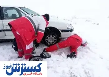 امدادرسانی به خودروهای گرفتار در برف