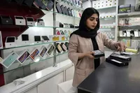 قیمت جدیدترین پرچمداران سامسونگ، اپل و شیائومی / رقابت چشم بادامی‌ها در بازار موبایل + جدول
