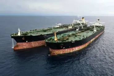 مخازن نفت ونزوئلا در آستانه انفجار | ۱۶ نفتکش پا به فرار گذاشتند