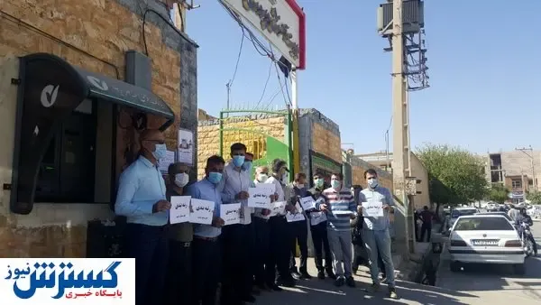 تجمع اعتراضی معلمان مقابل آموزش و پرورش + عکس