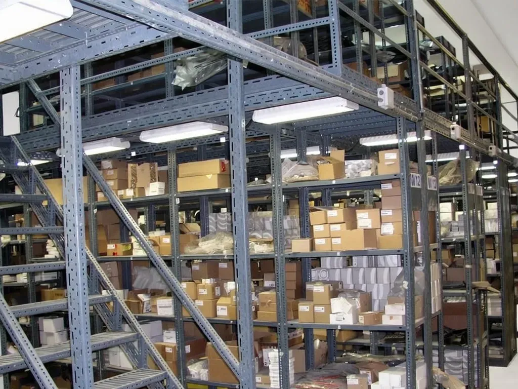 افزایش بهره‌وری انبار با انتخاب درست قفسه‌های فلزی