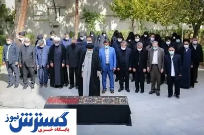 اقامه نماز رهبر انقلاب بر پیکر همسر شهید مطهری