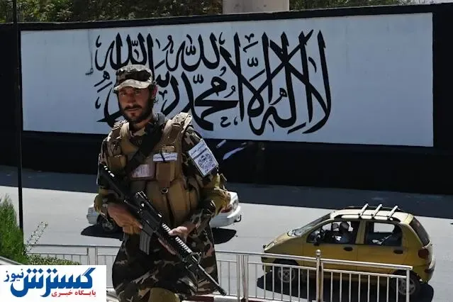 طالبان پرچم خود را در کاخ ریاست جمهوری افغانستان به اهتزاز درآورد + عکس