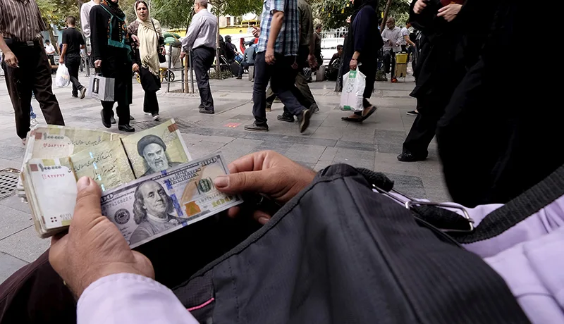 هشدار یک اقتصاددان درباره دلار / رها کردن بازار ارز خطای بزرگی است